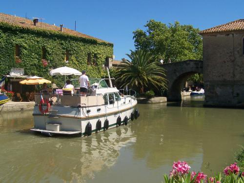 Yacht Grand Sturdy 30.9 AC Yachtcharter in Marina Vermenton