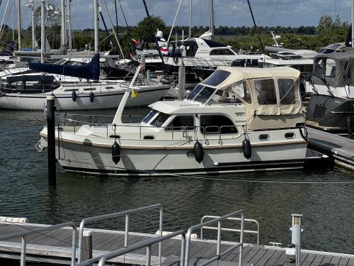 Motor yacht Grand Sturdy 30.9 AC for hire in Marina Werder Motor yacht Grand Sturdy 30.9 AC for hire in Marina Werder