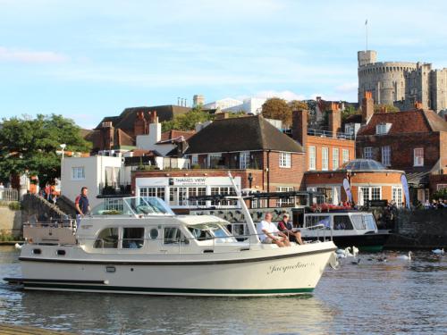 Yacht Grand Sturdy 34.9 AC chartern in Hobbs of Henley Werft