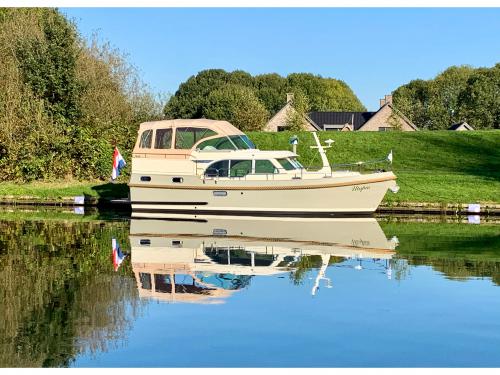 Motor yacht Grand Sturdy 35.0 AC for hire in Werder Motor yacht Grand Sturdy 35.0 AC for hire in Werder
