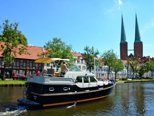 Motor yacht Grand Sturdy 380 AC for rent in Luebeck