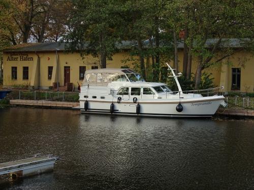 Yacht Grand Sturdy 40.0 AC for charter in Zehdenick