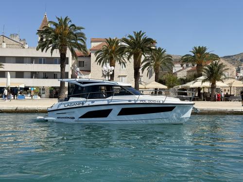 Motoryacht Grandezza 30 OC Yachtcharter in Trogir