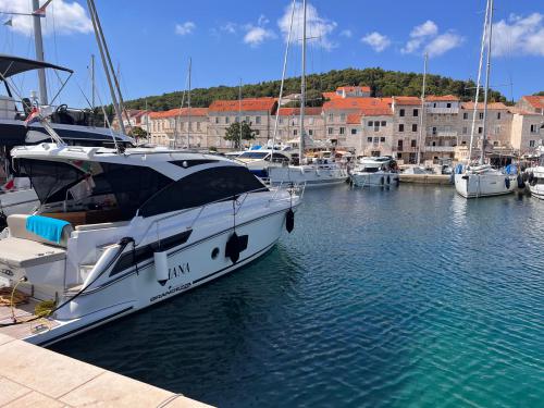 Motorboot Grandezza 34 OC Yachtcharter in Trogir