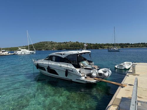 Motoryacht Grandezza 34 OC chartern in Trogir