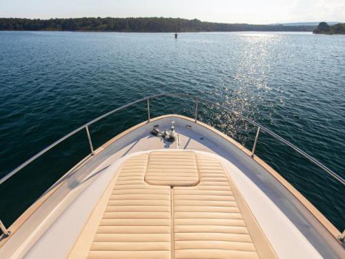 Motorboot Greenline 33 Yachtcharter in Marina Punat