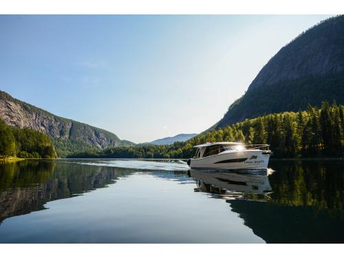 Motor yacht Greenline 39 Hybrid available for charter in Posgrunn