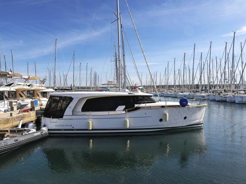 Motor yacht Greenline 40 for rent in Biograd na Moru