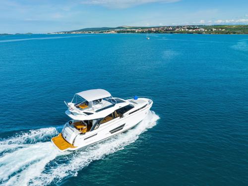 Motorboat Greenline 45 Fly for rent in Biograd na Moru