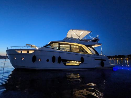 Motor yacht Greenline 45 Fly available for charter in Baska Voda