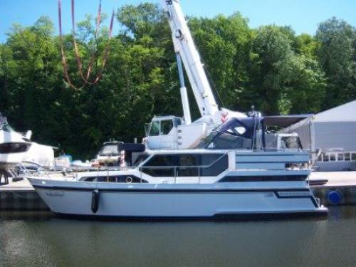 Motorboat Gruno 35 Compact Sport available for charter in Berlin City