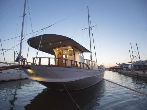 Motorboat Gulet for charter in Athens