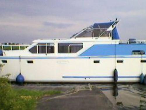 Motorboat Hemmes 42 for hire in Dronryp