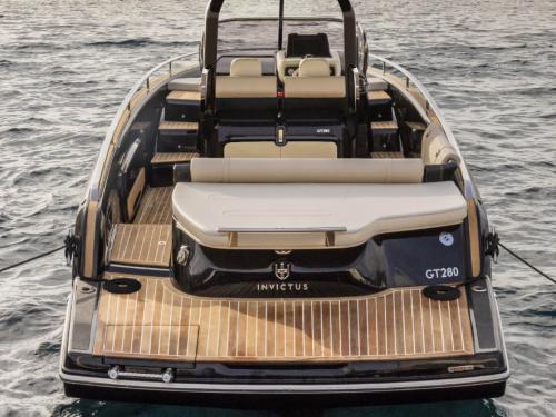 Yacht Invictus 280 GT chartern in Marina Punta Nuraghe