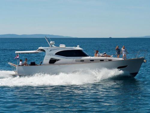 Motorboat Issa 45 for rent in Split