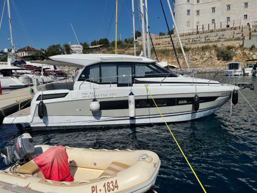 Motoryacht Jeanneau NC 33 Yachtcharter in Krk