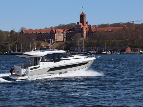 Motor yacht Jeanneau NC 33 available for charter in Marina Buchholz