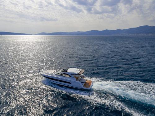Motoryacht Leader 36 chartern in ACI Marina Split