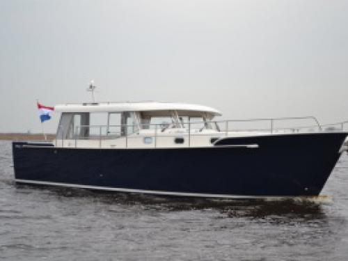 Motorboat LUNA 40 for rent in Loosdrecht