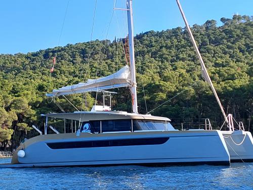 Katamaran Luna 49 chartern in ACI Marina Split