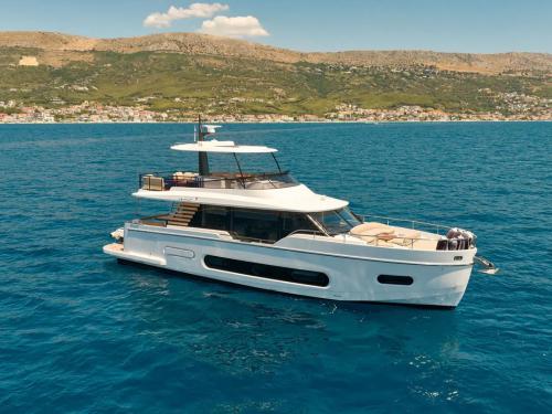 Motor yacht Magellano 60 for rent in Podstrana