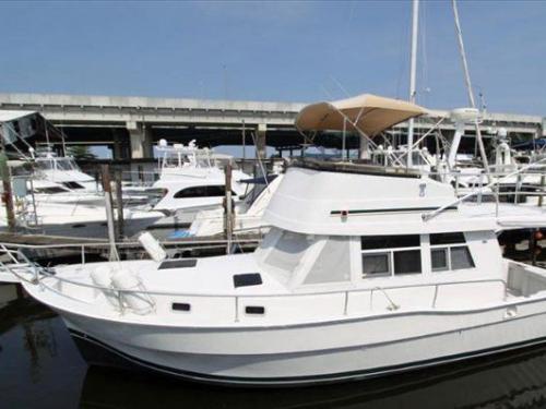 Motor yacht Mainship 390 Trawler for hire in Frenchtown Harbour Marina