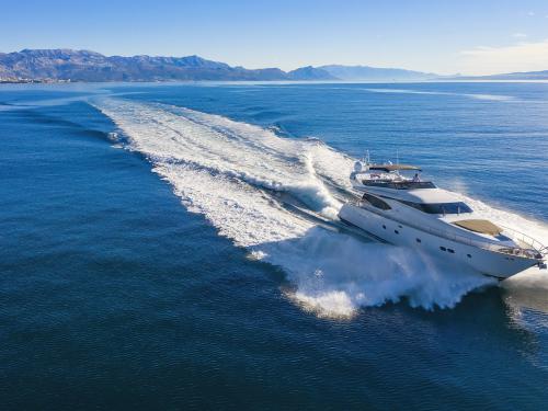 Motor yacht Maiora 20S for rent in Kastela