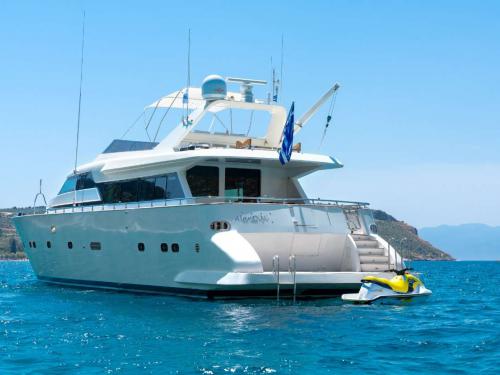 Motor yacht Maiora 26 for rent in Athens