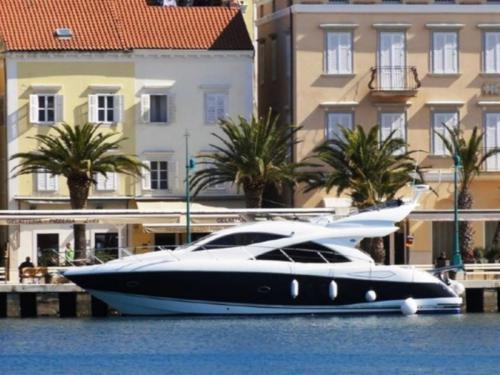 Motor yacht Manhattan 50 for rent in Primosten