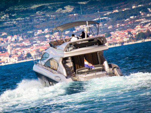 Motor yacht Manhattan 52 available for charter in Split