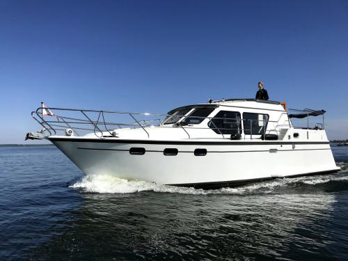 Motorboat Marenpoort 1100s for charter in Heukelum
