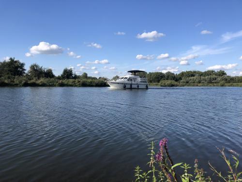 Motorboat Marenpoort 1100s available for charter in Heukelum