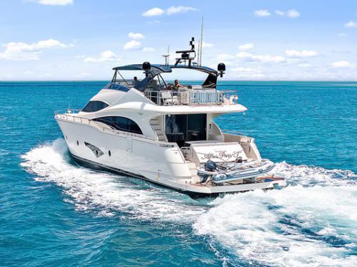 Motorboat Marquis 720 available for charter in Stock Island Marina