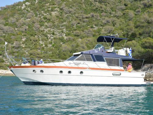 Motoryacht Martinica 42 TS chartern in Isthmia