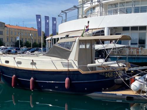 Yacht Menorquin 100 Yachtcharter in ACI Marina Pula