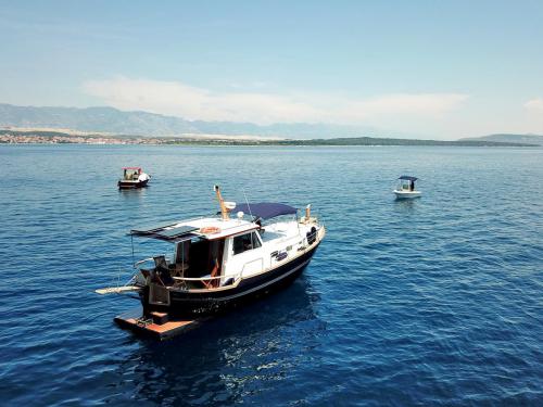 Motorboot Menorquin 120 Yachtcharter in Novalja