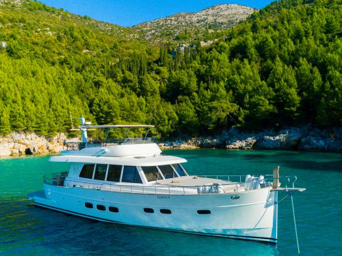 Motor yacht Menorquin 68 available for charter in Komolac