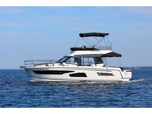 Motor yacht Merry Fisher 1095 for hire in Marina Borik