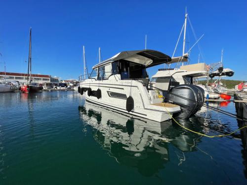Motorboat Merry Fisher 1095 for hire in Pirovac