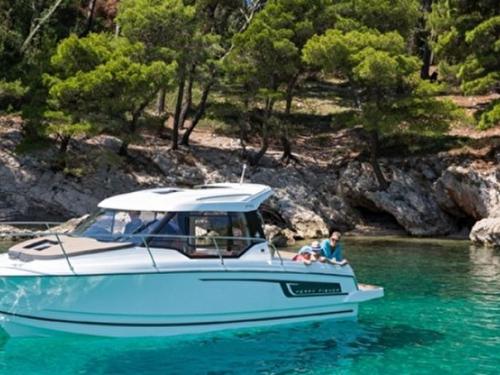 Motor yacht Merry Fisher 795 for hire in Marina Tankerkomerc