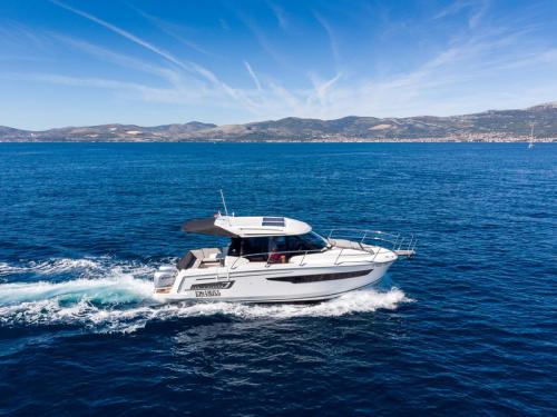 Motor yacht Merry Fisher 895 for rent in Marina Kastela
