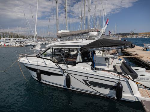 Yacht Merry Fisher 895 available for charter in Marina Kremik