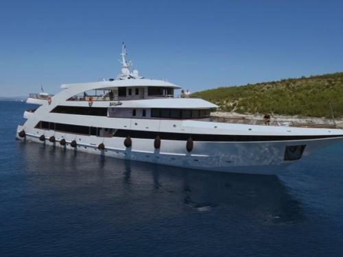 Motor yacht Mini Cruiser available for charter in Split