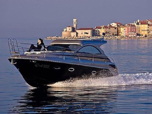Yacht Mirakul 30 chartern in Marina Hramina Yacht Mirakul 30 chartern in Marina Hramina