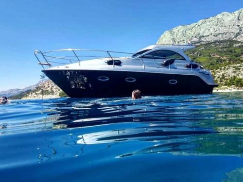 Motor yacht Mirakul 30 available for charter in Sukosan Bibinje