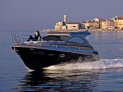 Motorboot Mirakul 30 Yachtcharter in ACI Marina Split