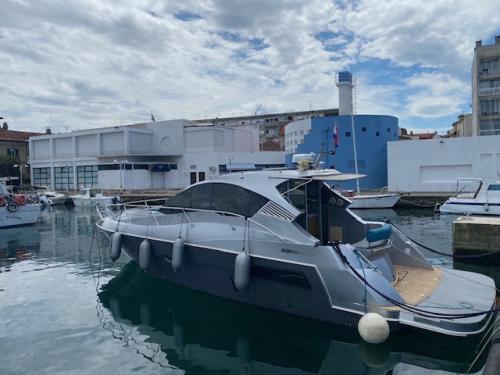 Motor yacht Mirakul 40 for hire in Marina Zadar