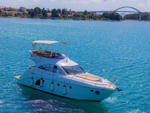 Motoryacht Monte Carlo 47 Fly Yachtcharter in Marina Dalmacija