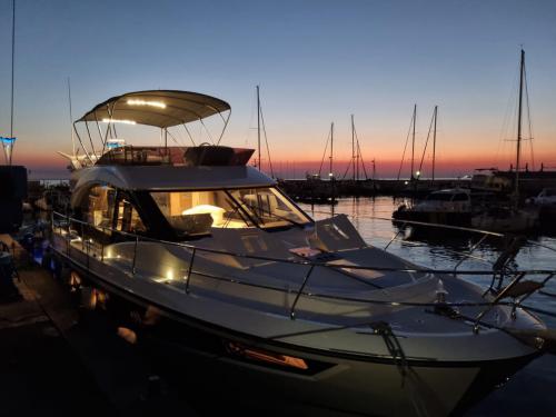 Motorboat Monte Carlo 52 for rent in Seget