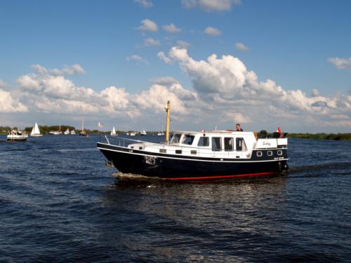 Motorboat Multivlet 1100 for hire in Molkwerum